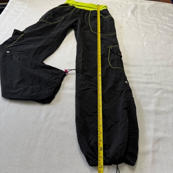 ZUMBA SAMBA CARGO PANTS  Women Size S Black Green Pocket Exercise Dance - Picture 6 of 7